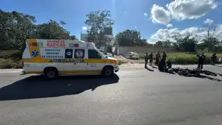 Choque entre motociclistas deja dos heridos sobre avenida Constituyentes en Playa del Carmen