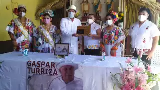 Los diputados de la celebración y el presidente de alborada recibieron su reconocimiento. Fotos: Luis Manuel Pech Sánchez.