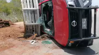 Explota neumático de una camioneta y vuelca sobre la carretera Mérida-Tizimín