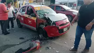 El operador del auto de renta encaró al otro chofer, luego de que ocasionó el choque