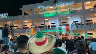 Los chetumaleños acudieron a escuchar por última vez al Gobernador Saliente de Quintana Roo, Carlos Joaquín, dar el Grito de Independencia en Chetumal