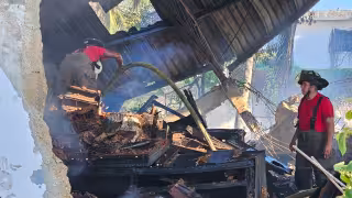 Bomberos retoman trabajos de sofocación en bodega incendiada en la SM 89 de Cancún