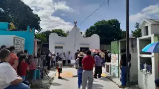 En el municipio de Escárcega asistieron familias al cementerio