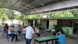 El jefe de sector, Wilberth Dzul Canul, indicó que en la zona existen 136 planteles educativos en los cuales laboran 694 docentes que atienden a 12 mil 258 alumnos