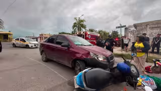 Motociclista termina gave tras ser arrollada en la avenida Constituyentes de Chetumal