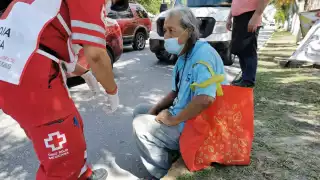 El lesionado se impactó contra el parabrisas y parte del cofre del automóvil, quedando tirado a mitad de la arteria vehicular