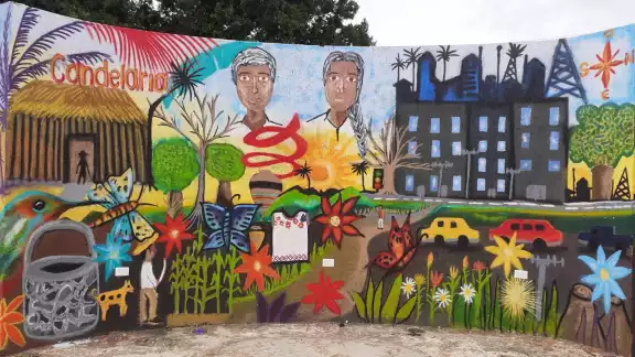 El mural alude las actividades productivas de la comunidad y su forma de vida El mural alude las actividades productivas de la comunidad y su forma de vida