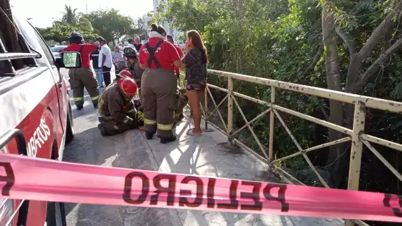Según los vecinos, la motocicleta en el que viajaba el hombre quedó en el fondo del cenote Según los vecinos, la motocicleta en el que viajaba el hombre quedó en el fondo del cenote