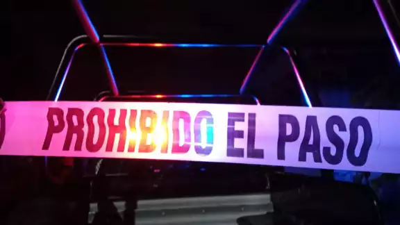 Testigos del lugar dieron aviso a las autoridades al igual que informaron que el hombre que acciono el arma vestía bermuda color azul Testigos del lugar dieron aviso a las autoridades al igual que informaron que el hombre que acciono el arma vestía bermuda color azul