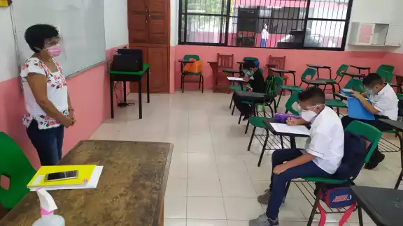 Padres de familia temen que sus hijos se contagien por las clases presenciales Padres de familia temen que sus hijos se contagien por las clases presenciales