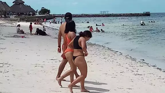 Playa Bonita en Campeche registró un aforo moderado de bañistas en este primer día en que permite el acceso a personas Playa Bonita en Campeche registró un aforo moderado de bañistas en este primer día en que permite el acceso a personas
