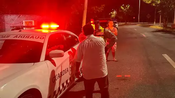 Ciudadanos que viajaban en un camión turístico fueron retenidos por la Guardia Nacional en la autopista Campeche-Champotón