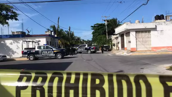 Las patrullas policiacas bloquearon la calle que da a la vivienda de la mujer asesinada a balazos mientras estaba con su hijo en la Región 227 de Cancún