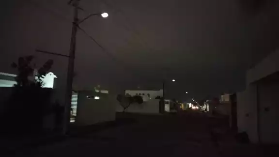 Varios hogares pasan la calurosa noche sin electricidad Varios hogares pasan la calurosa noche sin electricidad