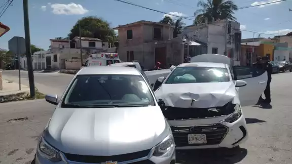 Los dos autos involucrados en el choque en Progreso presentaron daños materiales Los dos autos involucrados en el choque en Progreso presentaron daños materiales