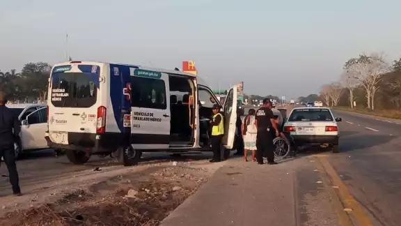 Los cinco pasajeros del accidente en la vía Baca-Motul fueron atendidos por paramédicos Los cinco pasajeros del accidente en la vía Baca-Motul fueron atendidos por paramédicos