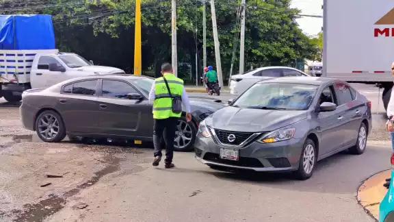 Choque entre un Dodge Charger y un Nissan Sentra en la entrada de San Miguel causa caos vial en Isla de Tris. Choque entre un Dodge Charger y un Nissan Sentra en la entrada de San Miguel causa caos vial en Isla de Tris.