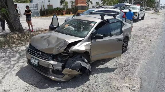 Aparatoso choque entre dos autos en Isla de Tris; situación controlada