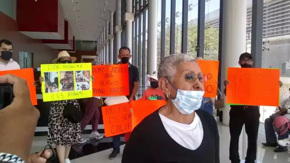 Entre pancartas, familiares y amigos rechazan que el asesino del promotor salga en libertad Entre pancartas, familiares y amigos rechazan que el asesino del promotor salga en libertad