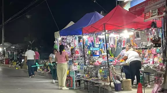 El tianguis ambulante del "Holoch" es muy popular en Campeche El tianguis ambulante del "Holoch" es muy popular en Campeche
