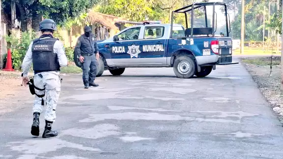 Elementos de la Guardia Nacional aseguraron a cuatro personas, incluyendo una mujer, que portaban armas de grueso calibre Elementos de la Guardia Nacional aseguraron a cuatro personas, incluyendo una mujer, que portaban armas de grueso calibre