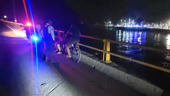 Los elementos encontraron a un hombre y una mujer discutiendo problemas de pareja en el lugar Los elementos encontraron a un hombre y una mujer discutiendo problemas de pareja en el lugar