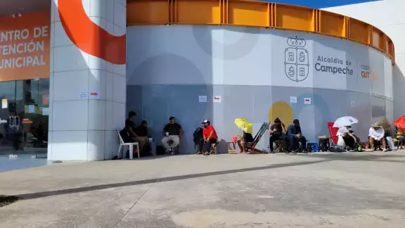 A las afueras del foro se puede ver la fila de campechanos