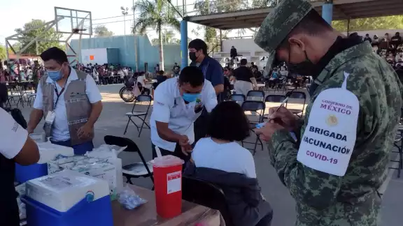 Personal de la Secretaría de Marina y de Salud son los encargados de la vacunación anticovid a menores en Carrillo Puerto Personal de la Secretaría de Marina y de Salud son los encargados de la vacunación anticovid a menores en Carrillo Puerto
