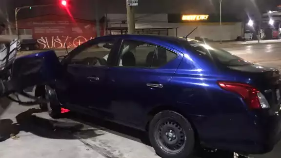 El automóvil fue abandonado por su dueño en el lugar del accidente, sobre la avenida José López Portillo en Cancún El automóvil fue abandonado por su dueño en el lugar del accidente, sobre la avenida José López Portillo en Cancún
