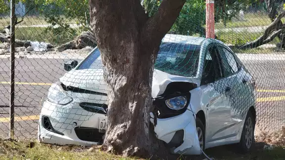Un vehículo quedó severamente dañado en Playa Norte después de que una joven conductora confundiera el freno con el acelerador Un vehículo quedó severamente dañado en Playa Norte después de que una joven conductora confundiera el freno con el acelerador