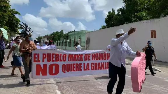 Los manifestantes llegaron en camiones al Parque de la Mejorada para protestar contra la granja