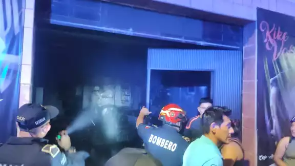 Vecinos reportan que los apagones en la zona generaron el cortocircuito que provocó el incendio Vecinos reportan que los apagones en la zona generaron el cortocircuito que provocó el incendio