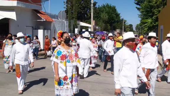 El grupo jaranero de la localidad realizó coreografías de presentación en cada punto de parada El grupo jaranero de la localidad realizó coreografías de presentación en cada punto de parada