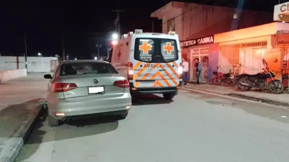 El hombre fue auxiliado por elementos de la Cruz Roja por un fuerte dolor en el pecho El hombre fue auxiliado por elementos de la Cruz Roja por un fuerte dolor en el pecho