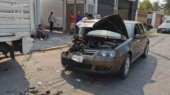 Aparatosa carambola en Avenida del Mar deja severos daños materiales en Ciudad del Carmen