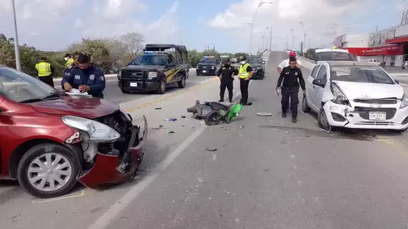 Dos automóviles terminaron en pleno Periférico tras protagonizar un choque