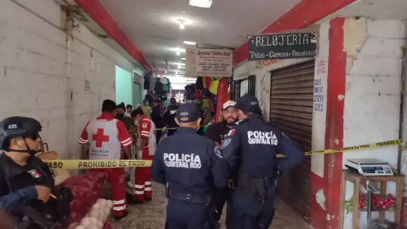 Policías de Carrillo Puerto acordonaron el área del robo y tomaron declaraciones del dueño de la joyería