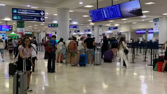 Los pasajeros tienen que esperar hasta dos horas Los pasajeros tienen que esperar hasta dos horas