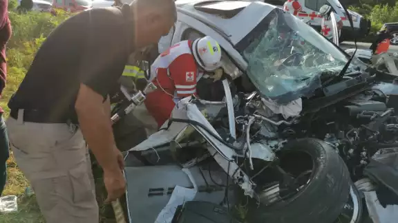 Un menor quedó atrapado dentro del auto