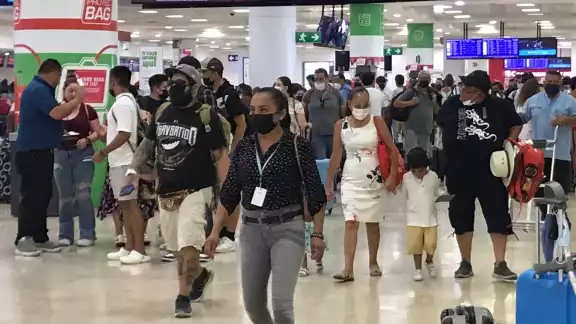 Algunos pasajeros respetan el uso de cubrebocas dentro del Aeropuerto Internacional de Cancún Algunos pasajeros respetan el uso de cubrebocas dentro del Aeropuerto Internacional de Cancún