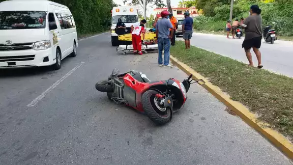 La unidad permaneció sobre la prolongación de la avenida 65; el lesionado fue atendido por paramédicos en Cozumel La unidad permaneció sobre la prolongación de la avenida 65; el lesionado fue atendido por paramédicos en Cozumel