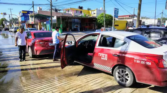 Un taxi impactó por alcance a un automóvil en la colonia Morelos, Campeche.