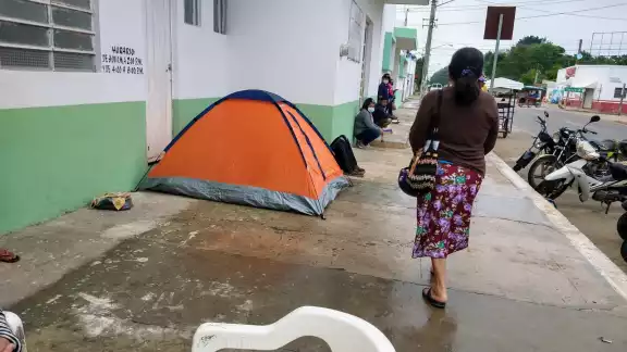 Personas durmieron en casas de campaña para ser de los primeros en recibir una ficha Personas durmieron en casas de campaña para ser de los primeros en recibir una ficha