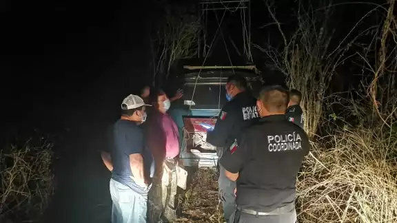 El vehículo y las armas fueron decomisadas por elementos de la policía El vehículo y las armas fueron decomisadas por elementos de la policía