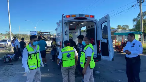Dos jóvenes en motocicleta resultaron lesionados al ser impactados por un automóvil Dos jóvenes en motocicleta resultaron lesionados al ser impactados por un automóvil