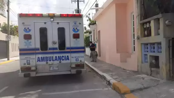 Una ambulancia llegó hasta la casa del hombre, pero paramédicos sólo confirmaron su muerte, por lo que dieron aviso a la Policía de Cozumel