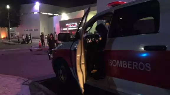En el nosocomio se encuentran elementos del Heroico Cuerpo de Bomberos y Protección Civil En el nosocomio se encuentran elementos del Heroico Cuerpo de Bomberos y Protección Civil