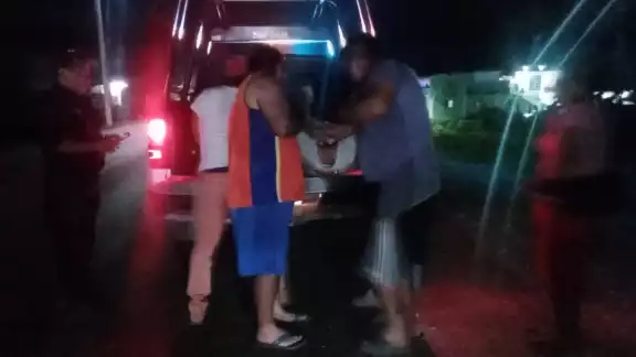 Al ver el accidente, vecinos del lugar pidieron el apoyo de las autoridades para dar atención al joven Al ver el accidente, vecinos del lugar pidieron el apoyo de las autoridades para dar atención al joven