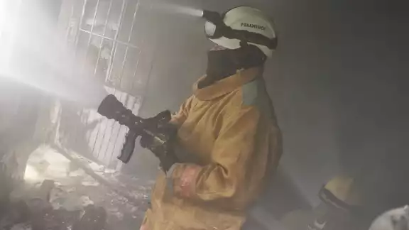 A pesar de que los bomberos trabajaron por media hora, no lograron salvar el contenido de la bodega A pesar de que los bomberos trabajaron por media hora, no lograron salvar el contenido de la bodega