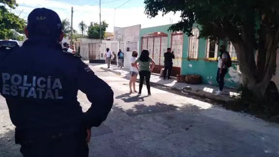 Al lugar llegar vecinos y elementos policiales para llevar a cabo las diligencias de necesarias